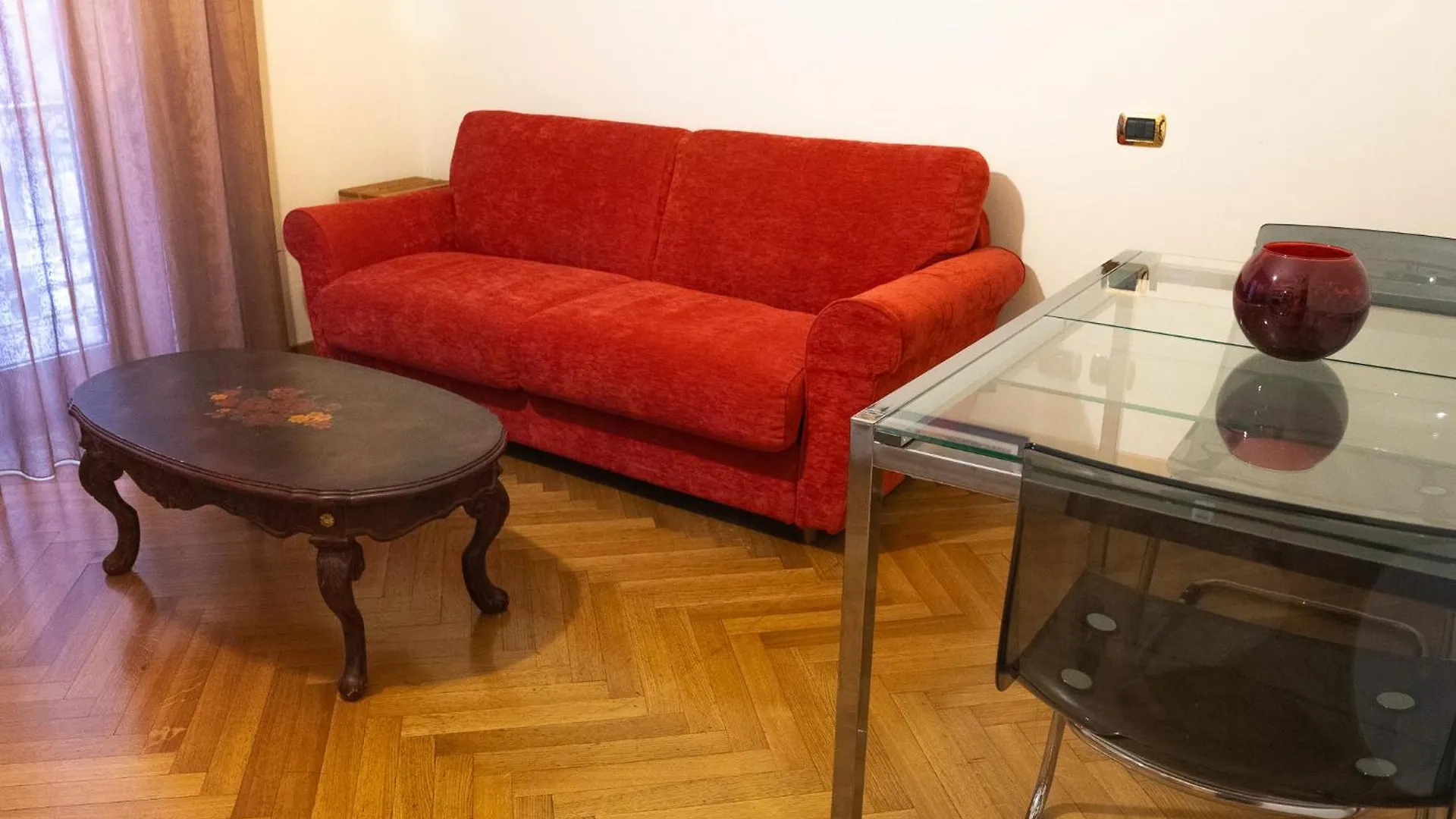 Apartment Ubaldi Home - 2 Stops From San Pietro Italy
