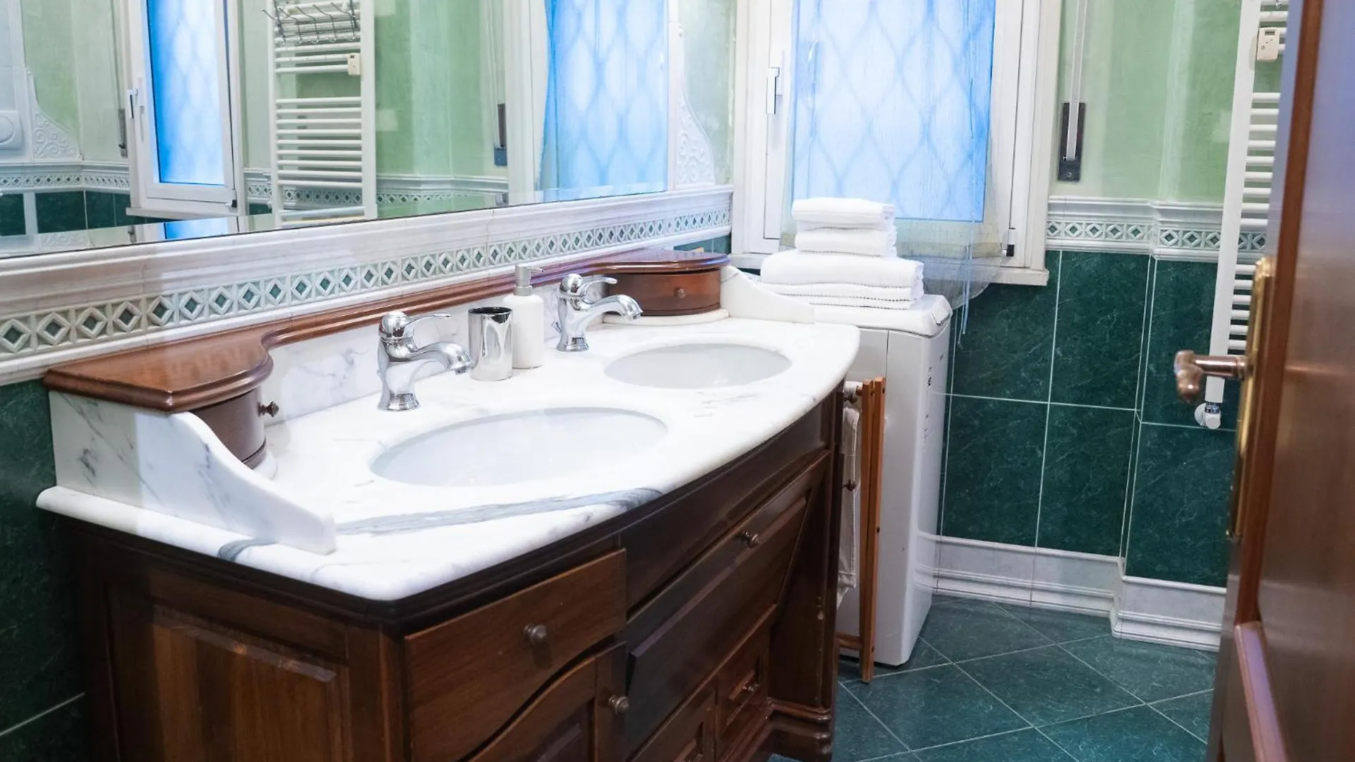 Ubaldi Home - 2 Stops From San Pietro Apartment